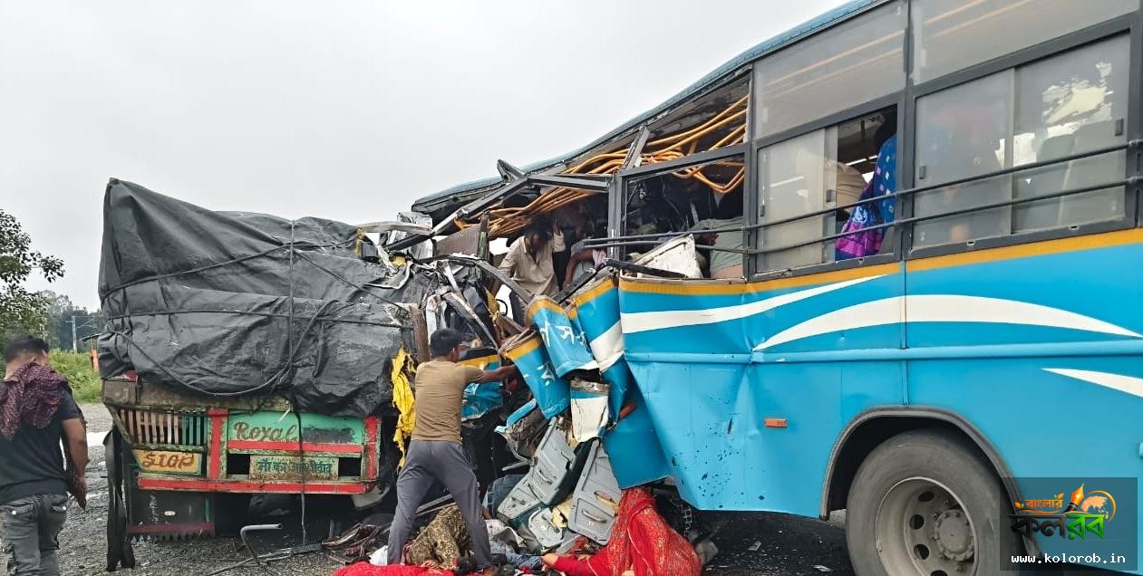 ময়নাগুড়িতে ভয়াবহ পথ দুর্ঘটনা, বাস-ট্রাক সংঘর্ষে মৃত ৪, আহত অন্তত ২১